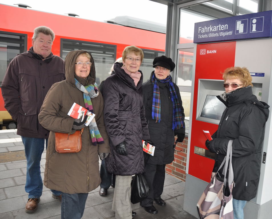 Senioenbeirat bei der Einweisung am Fahrkartenautomaten Bahnhof Burg 